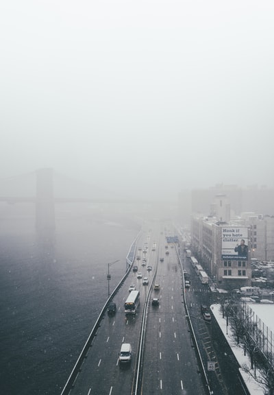 水体旁道路上车辆的鸟瞰图